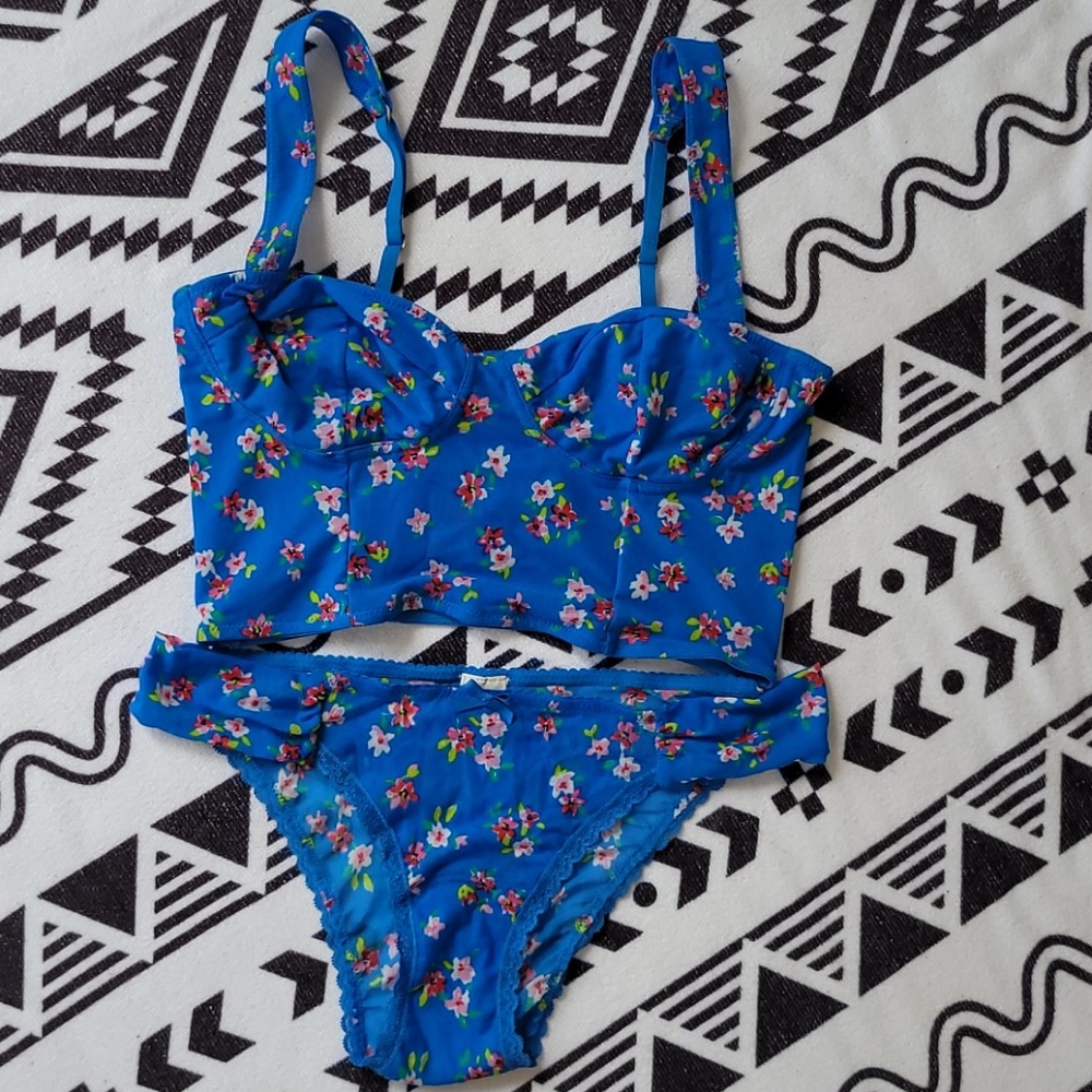 Gilly Hicks bralette & panty set